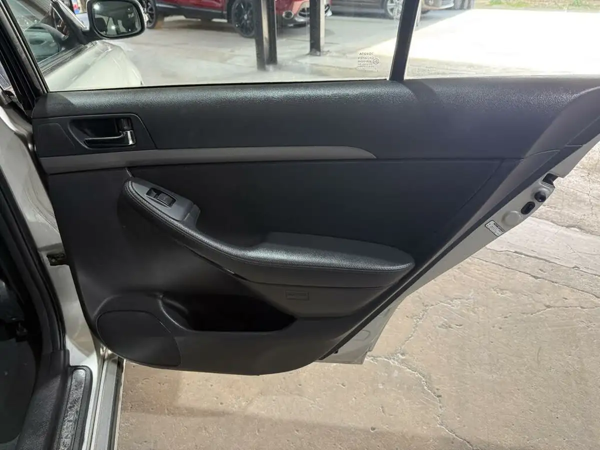 2007-toyota-avensis-20td-t3-x-estate-5d-big-14