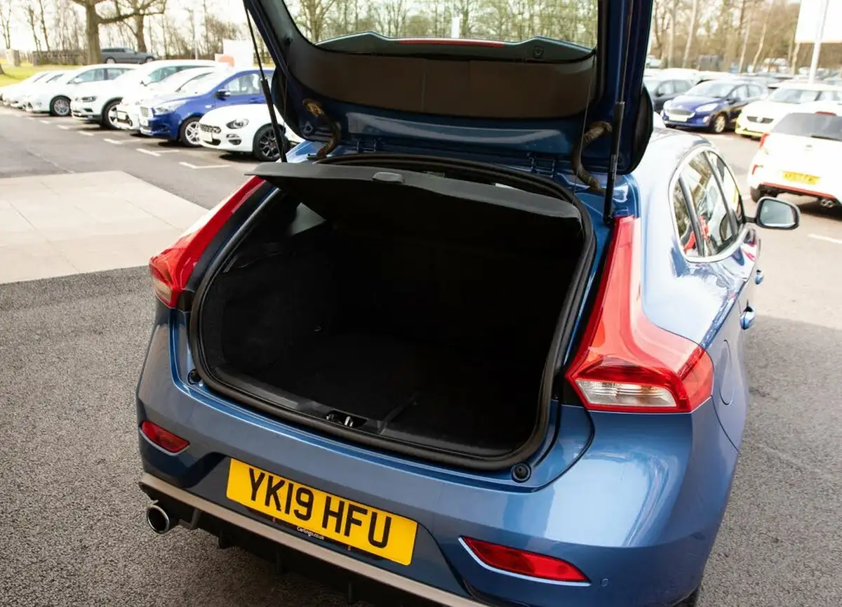 2019-volvo-v40-20td-d2-r-design-nav-plus-big-34