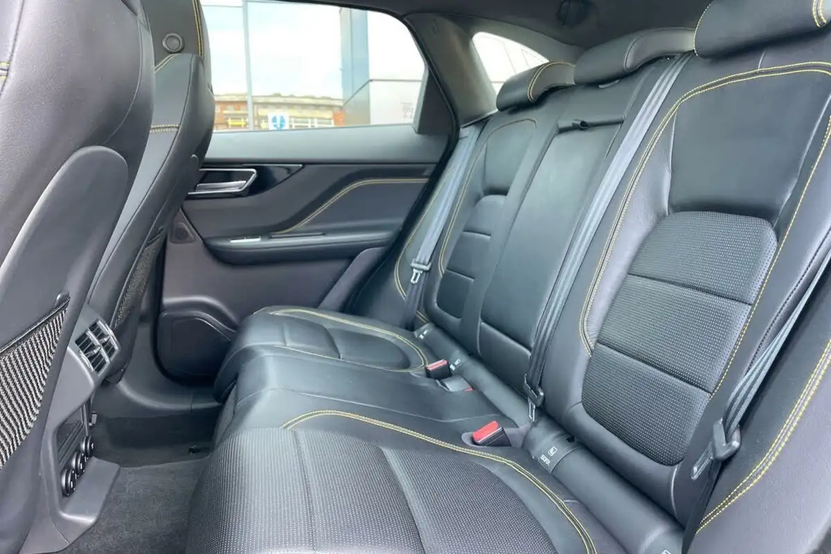 2019-jaguar-f-pace-30td-300-sport-big-35