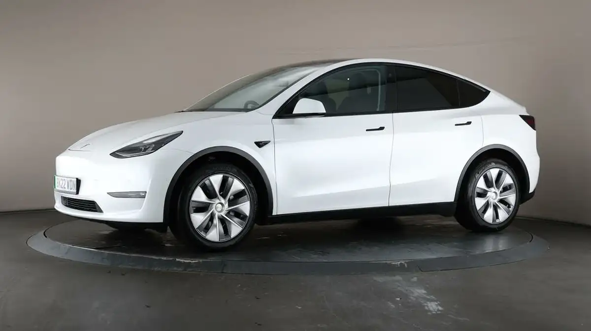 2022-tesla-model-y-e-long-range-big-32
