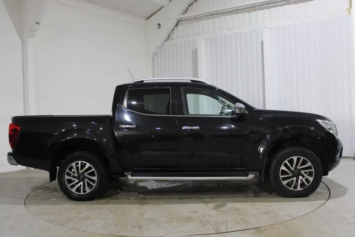 2016-nissan-np300-navara-23dci-tekna-big-1