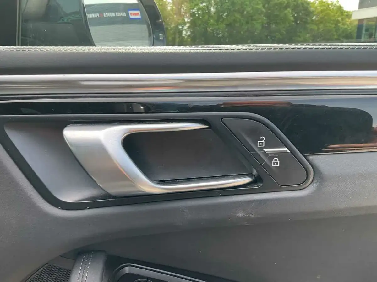 2021-porsche-macan-30-s-big-24