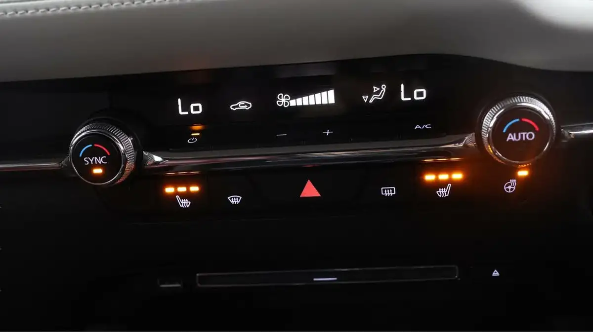 2021-mazda-mazda3-20-100th-anniversary-edition-big-11