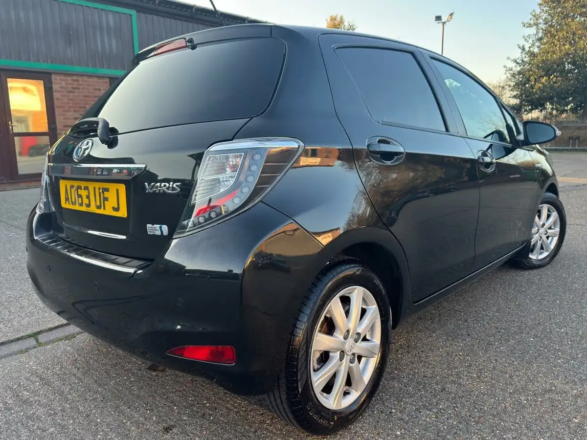 2014-toyota-yaris-15-vvt-i-icon-hybrid-big-3