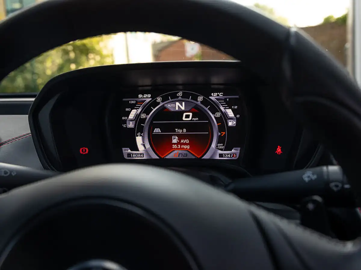 2017-alfa-romeo-4c-18-tbi-big-17