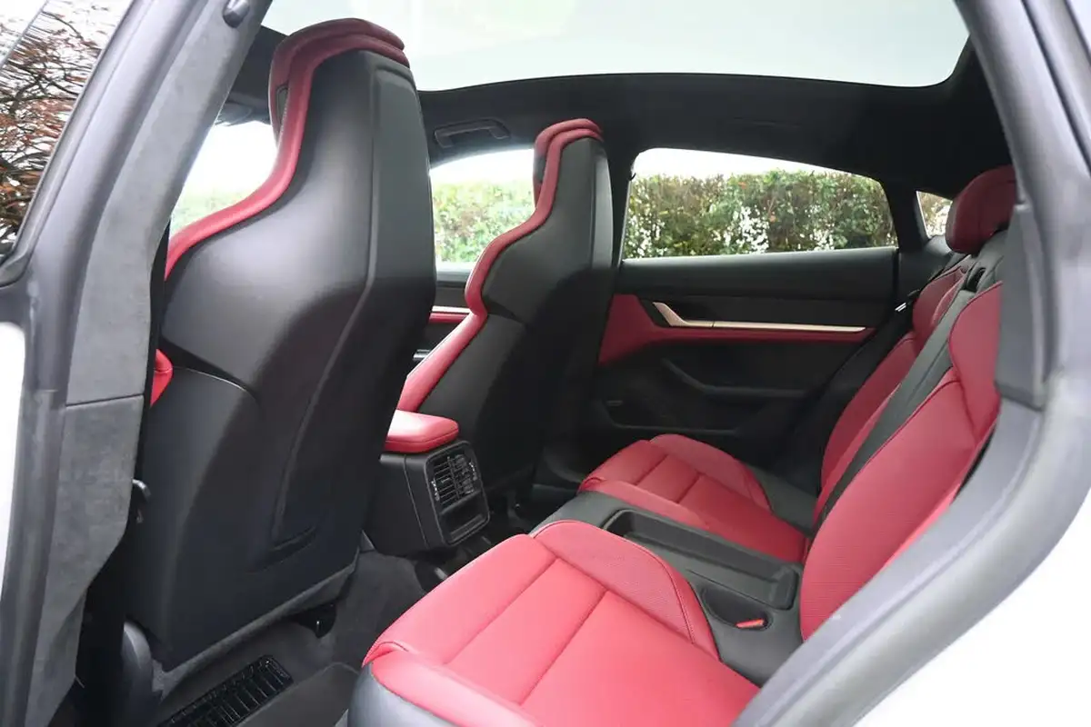 2022-porsche-taycan-e-gts-big-19