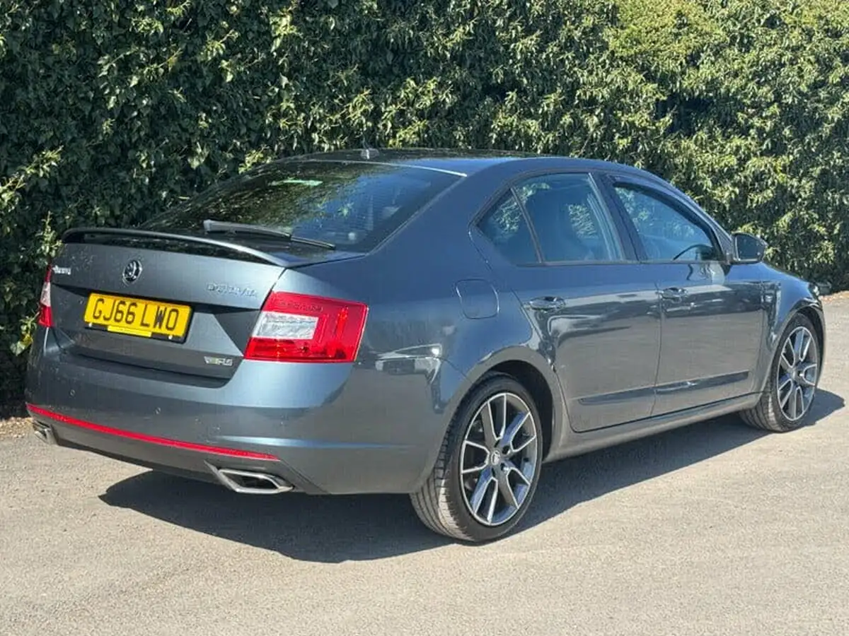 2016-skoda-octavia-20tdi-vrs-hatchback-dsg-big-32