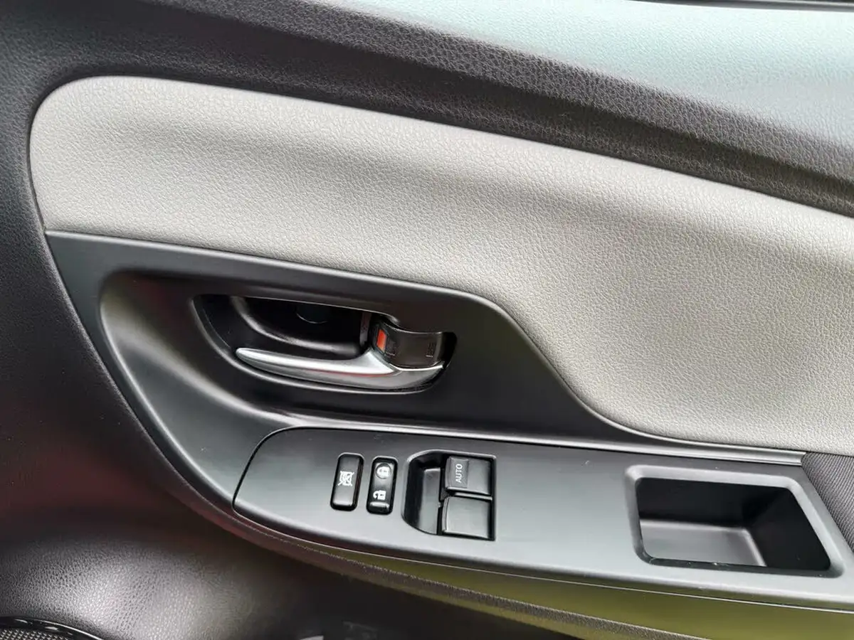 2017-toyota-yaris-15-vvt-i-icon-navi-hybrid-big-12