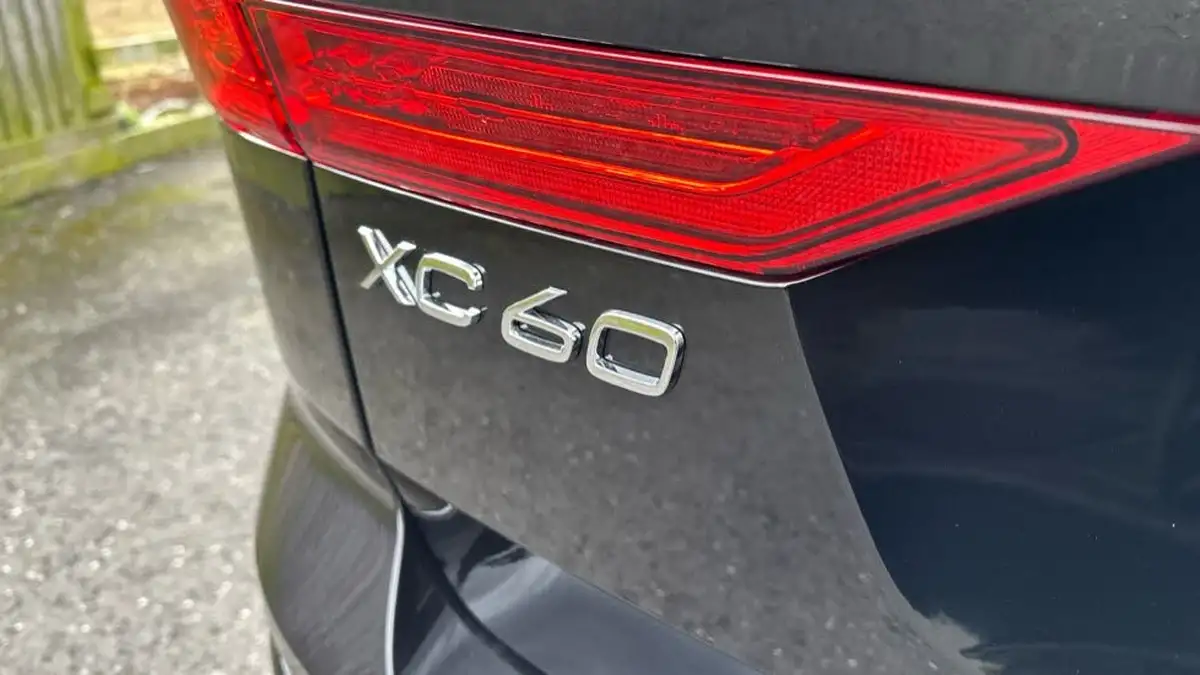 2025-volvo-xc60-20-t8-ultra-dark-big-31
