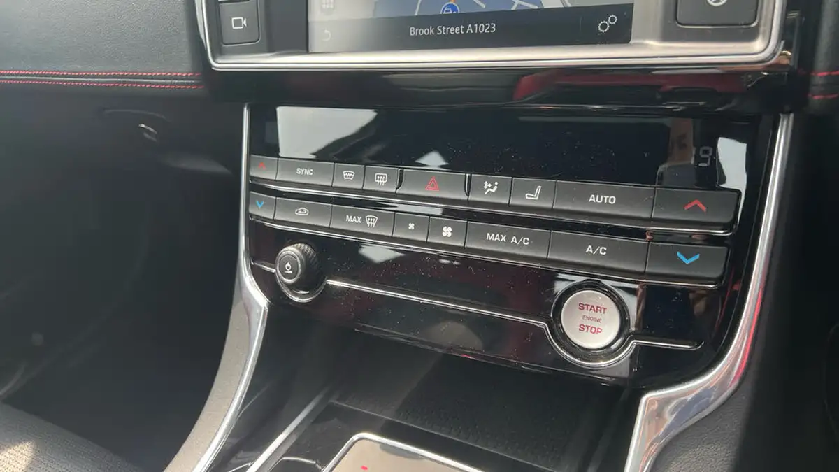 2015-jaguar-xe-30-s-big-15