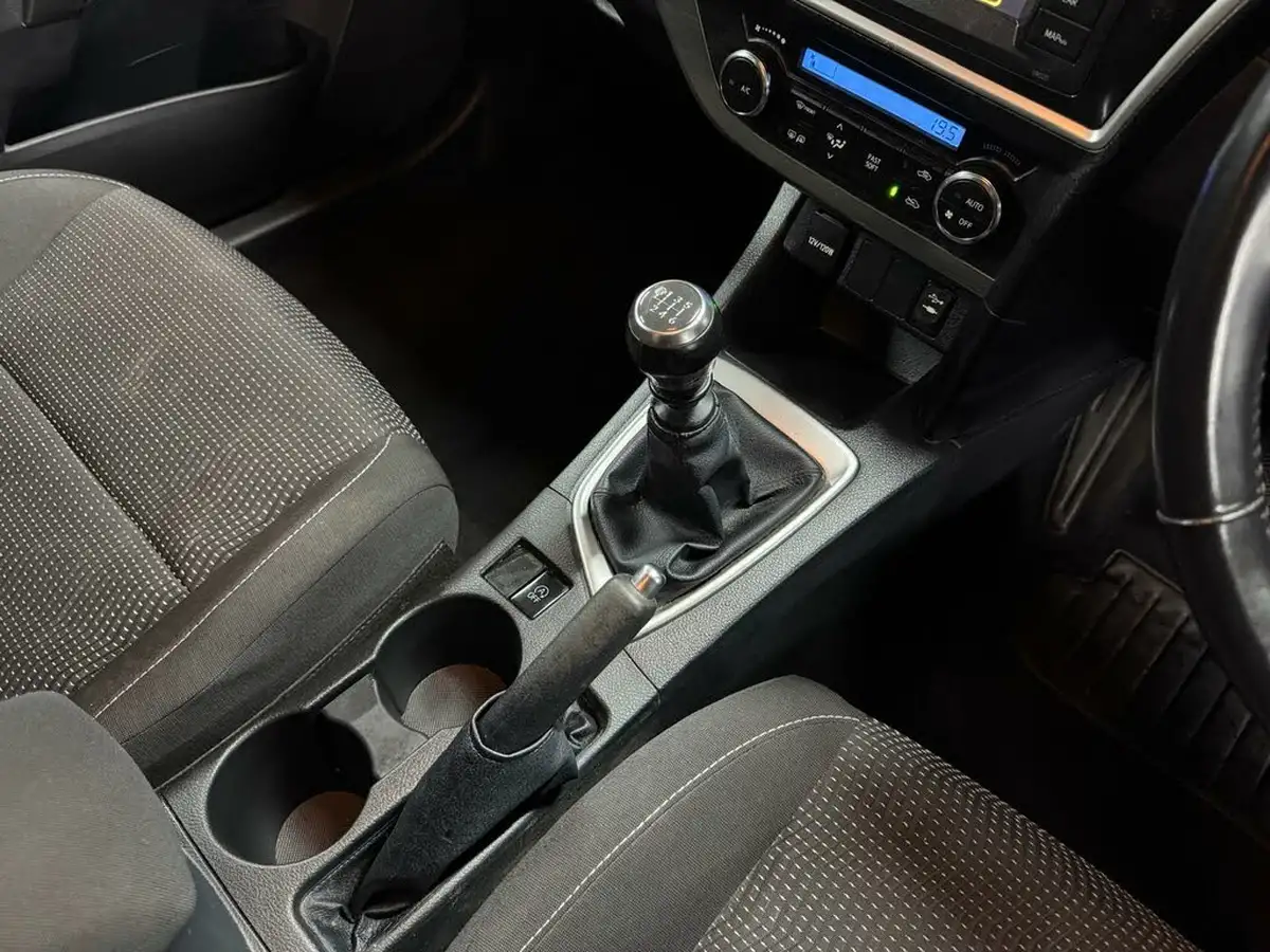 2013-toyota-auris-133-vvt-i-icon-hatchback-big-39