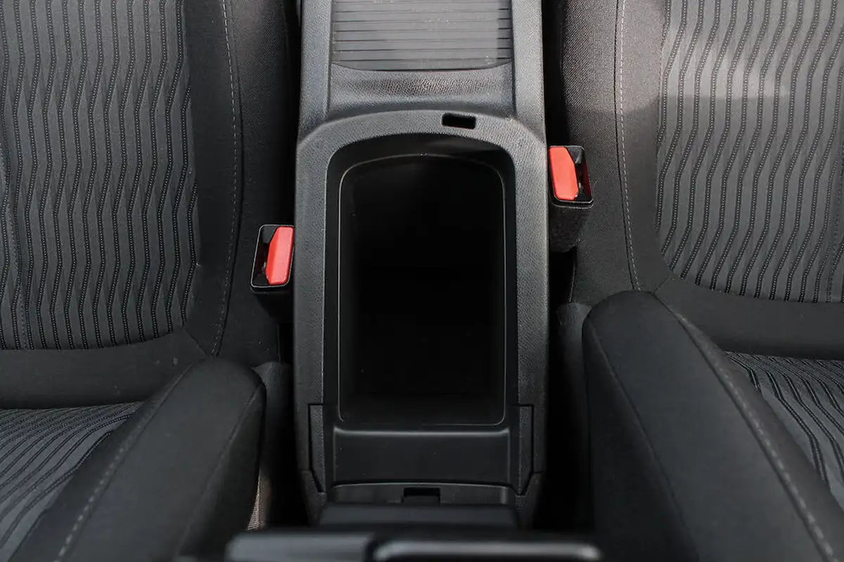 2015-peugeot-308-12-active-puretech-110bhp-big-27