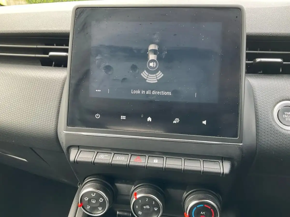 2020-renault-clio-10-sce-iconic-75bhp-big-30