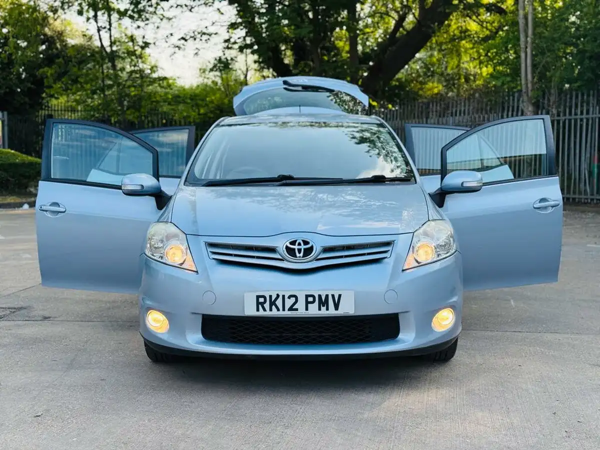 2012-toyota-auris-16-tr-big-9
