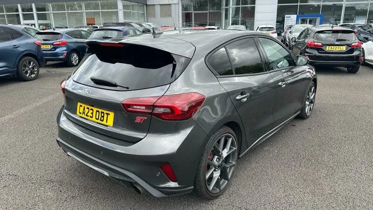 2023-ford-focus-23t-st-hatchback-big-23