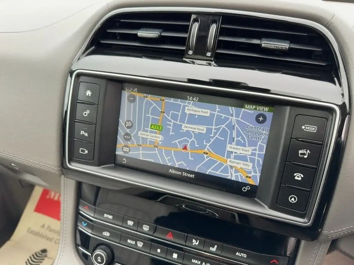 2018-jaguar-f-pace-20i-portfolio-300ps-awd-1999cc-big-4