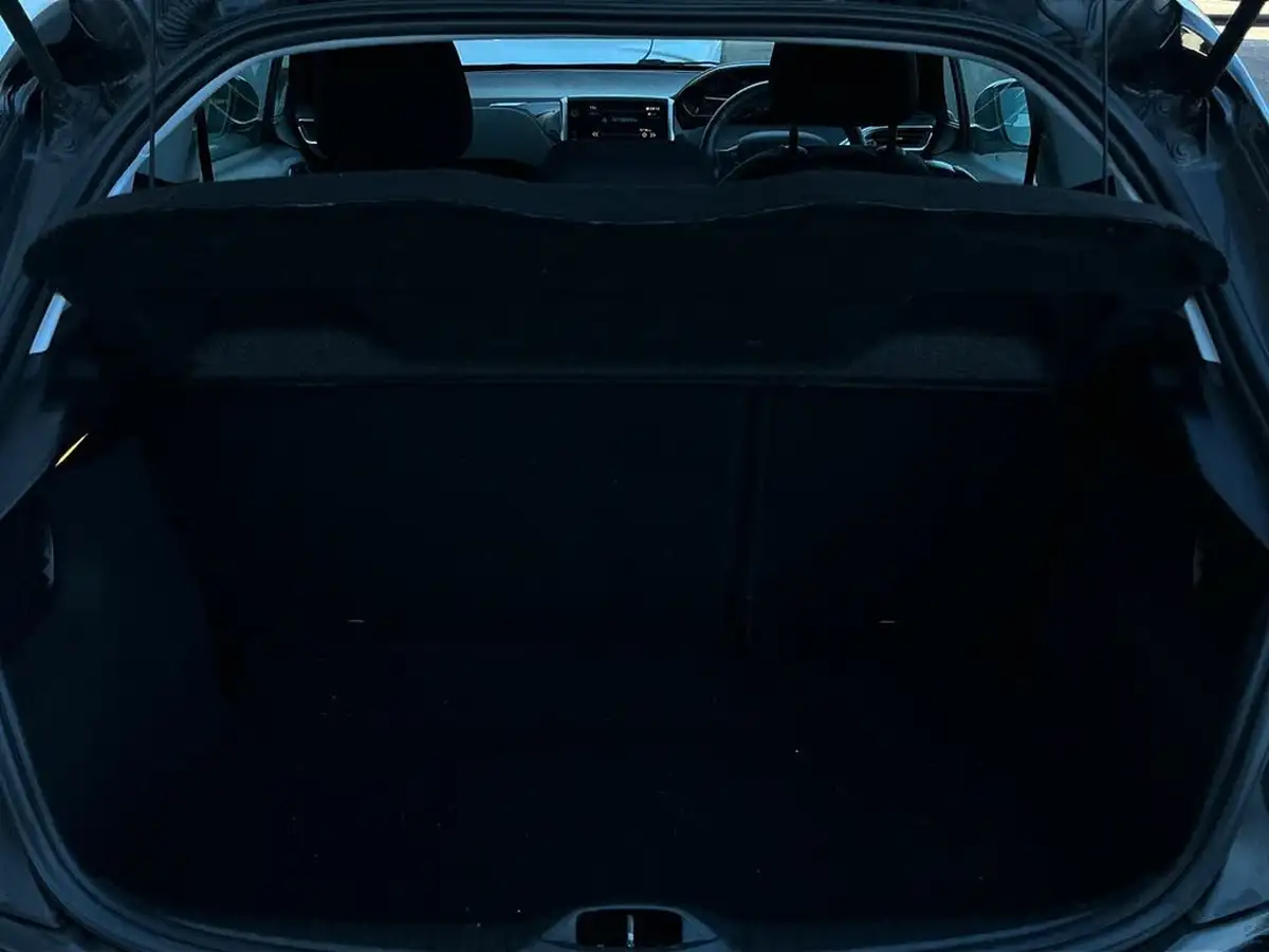 2018-peugeot-208-12-puretech-black-edition-big-9