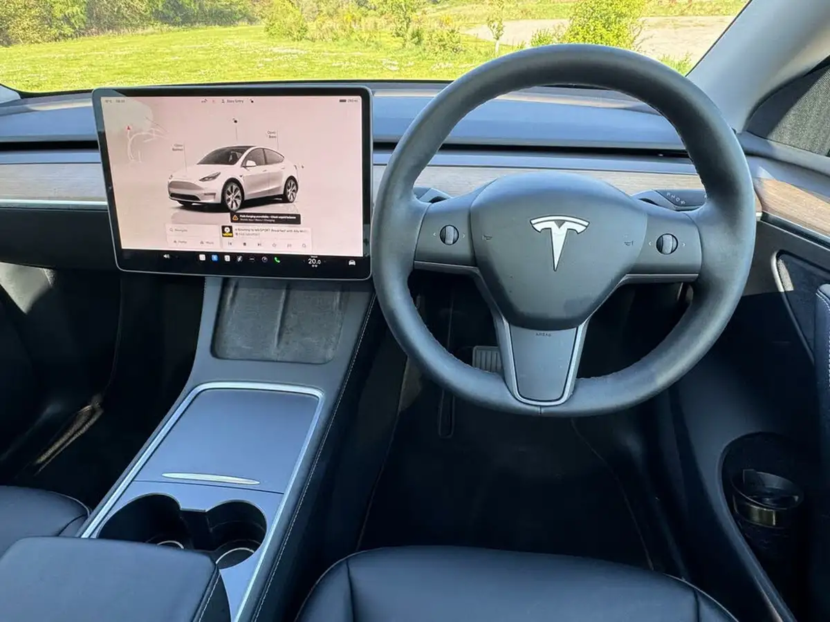 2022-tesla-model-y-e-long-range-big-18