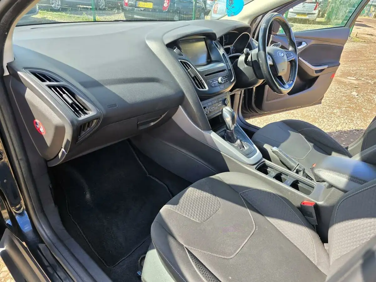 2015-ford-focus-16-zetec-hatchback-big-45