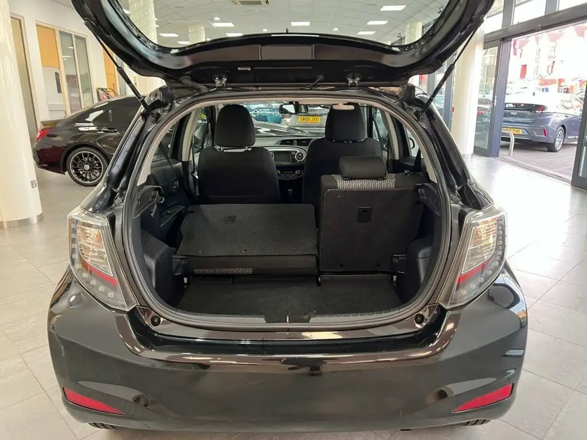 2014-toyota-yaris-133-icon-m-drive-s-big-38
