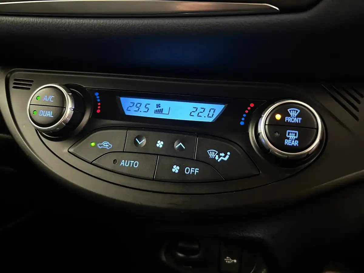 2017-toyota-yaris-15-vvt-i-yellow-bi-tone-limited-edition-hybrid-big-27