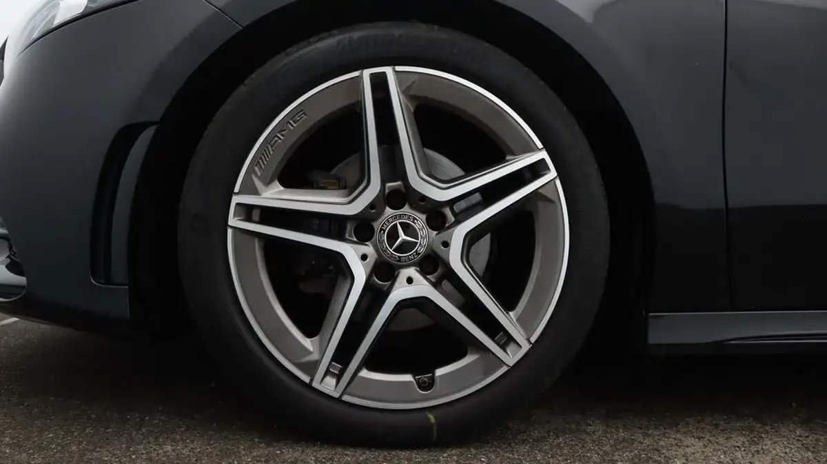 2020-mercedes-benz-a-class-15d-a180d-amg-line-saloon-4d-7g-dct-big-18