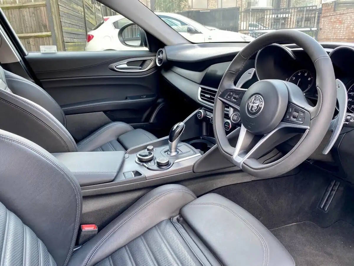 2019-alfa-romeo-giulia-20-veloce-big-2