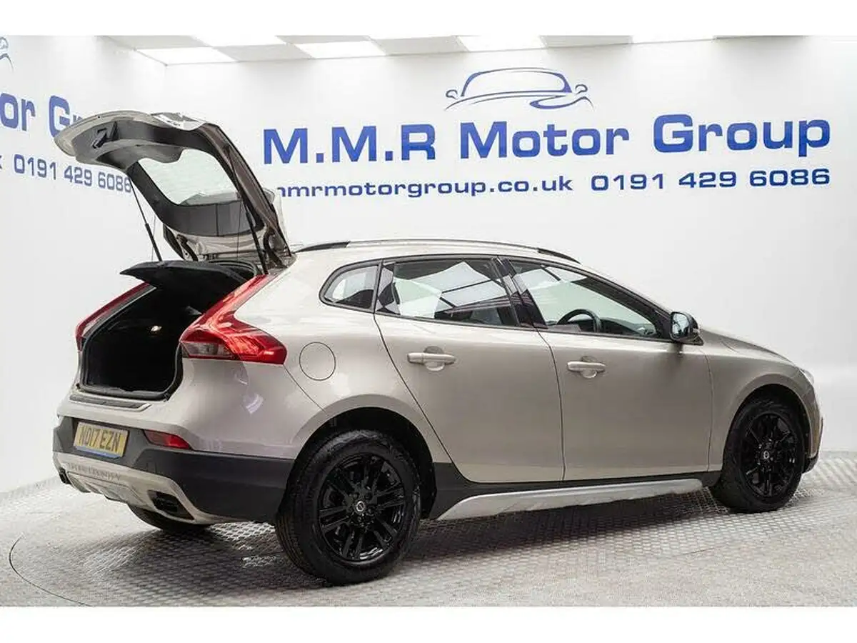 2017-volvo-v40-15-t3-cross-country-big-10