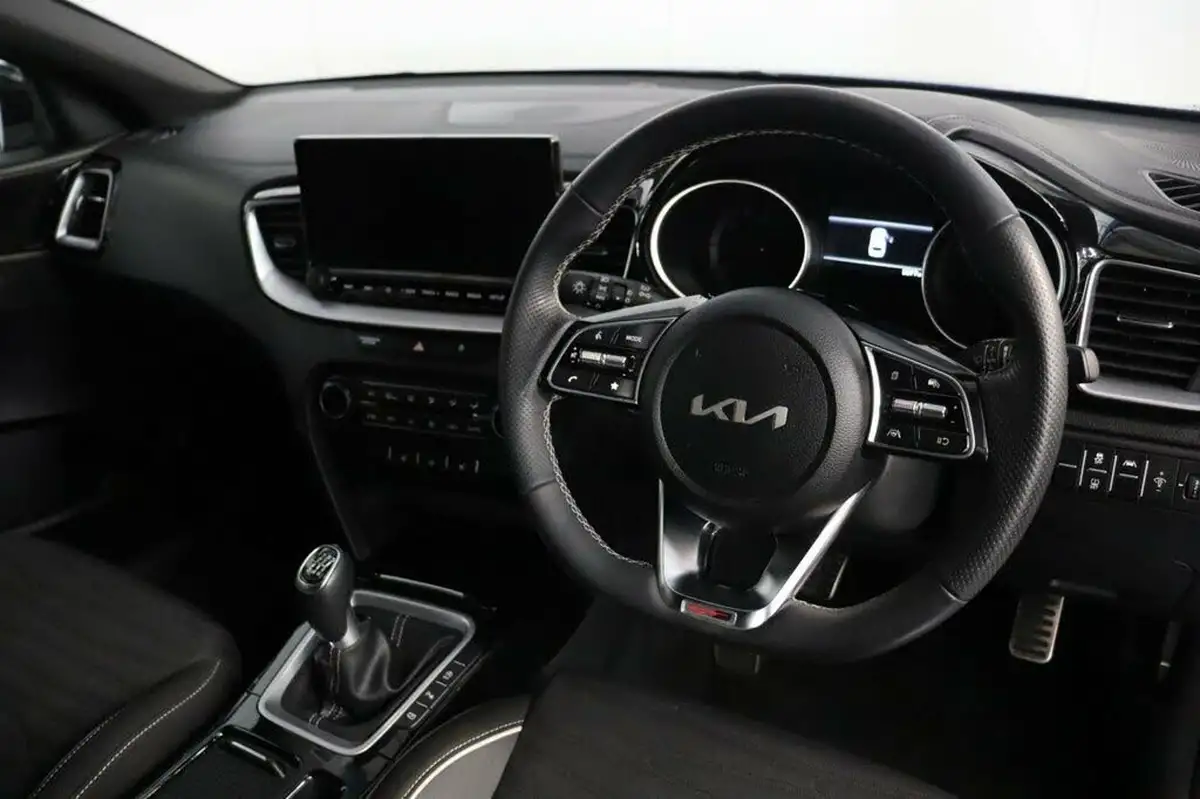 2022-kia-pro-ceed-15-t-gdi-gt-line-big-25