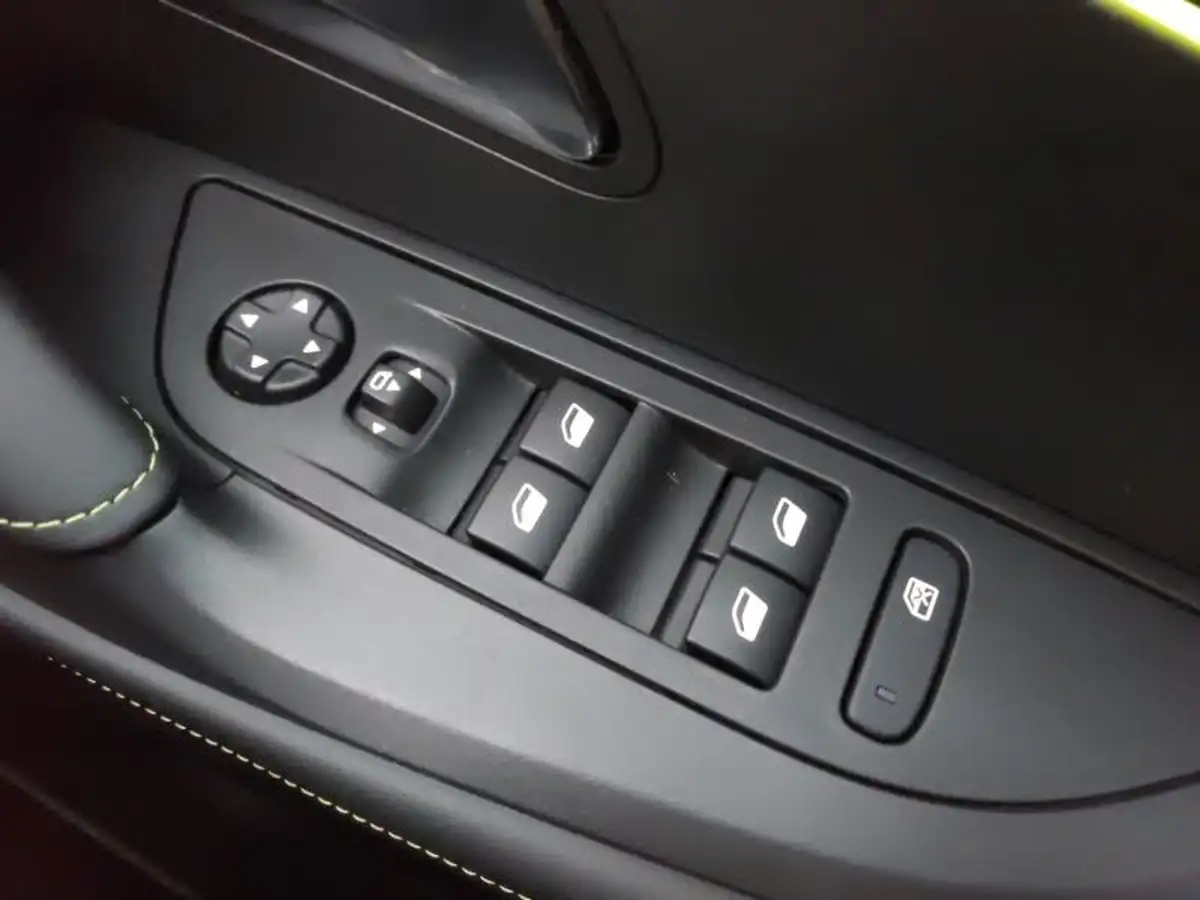 2023-peugeot-2008-suv-big-13