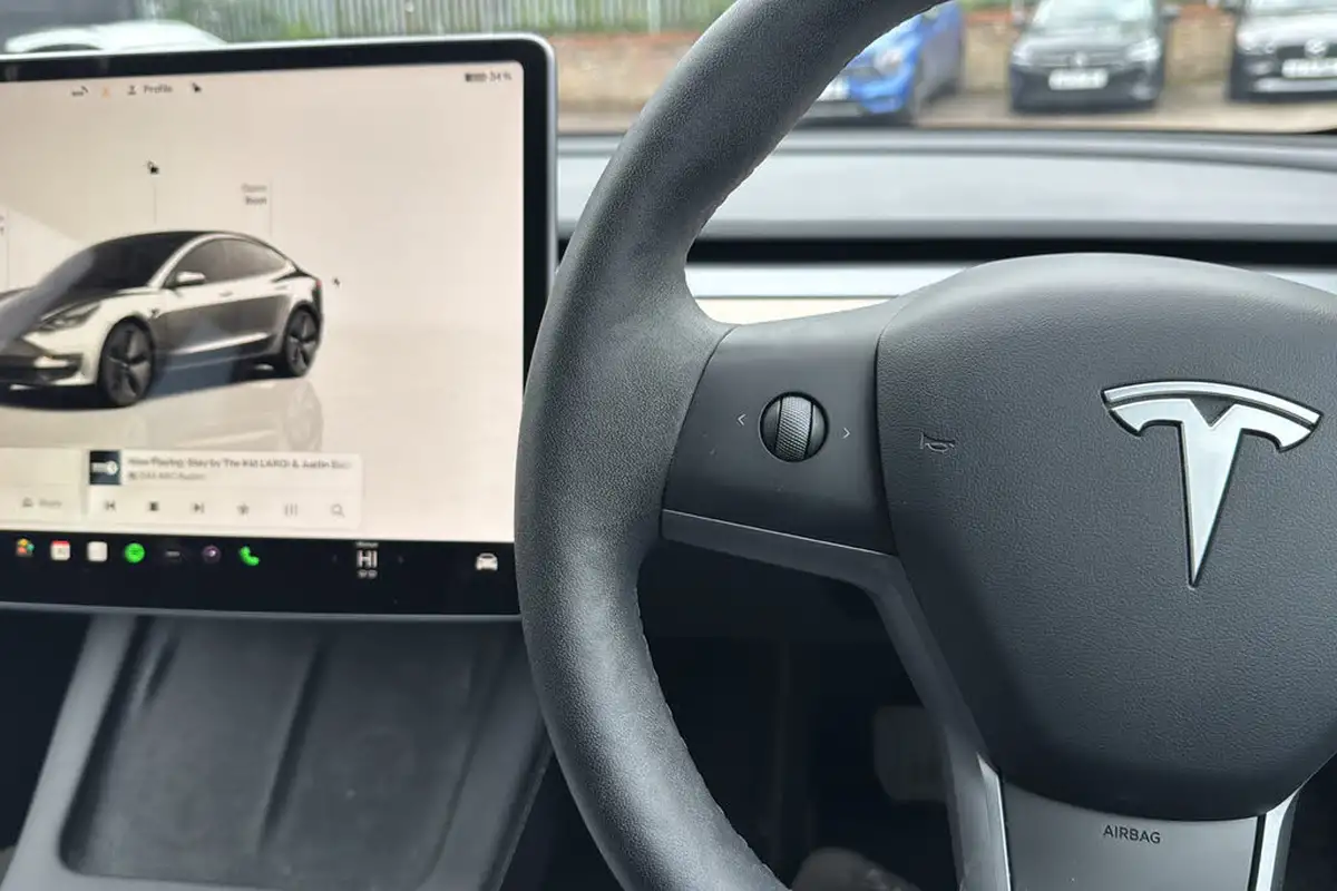 2022-tesla-model-3-e-long-range-big-15