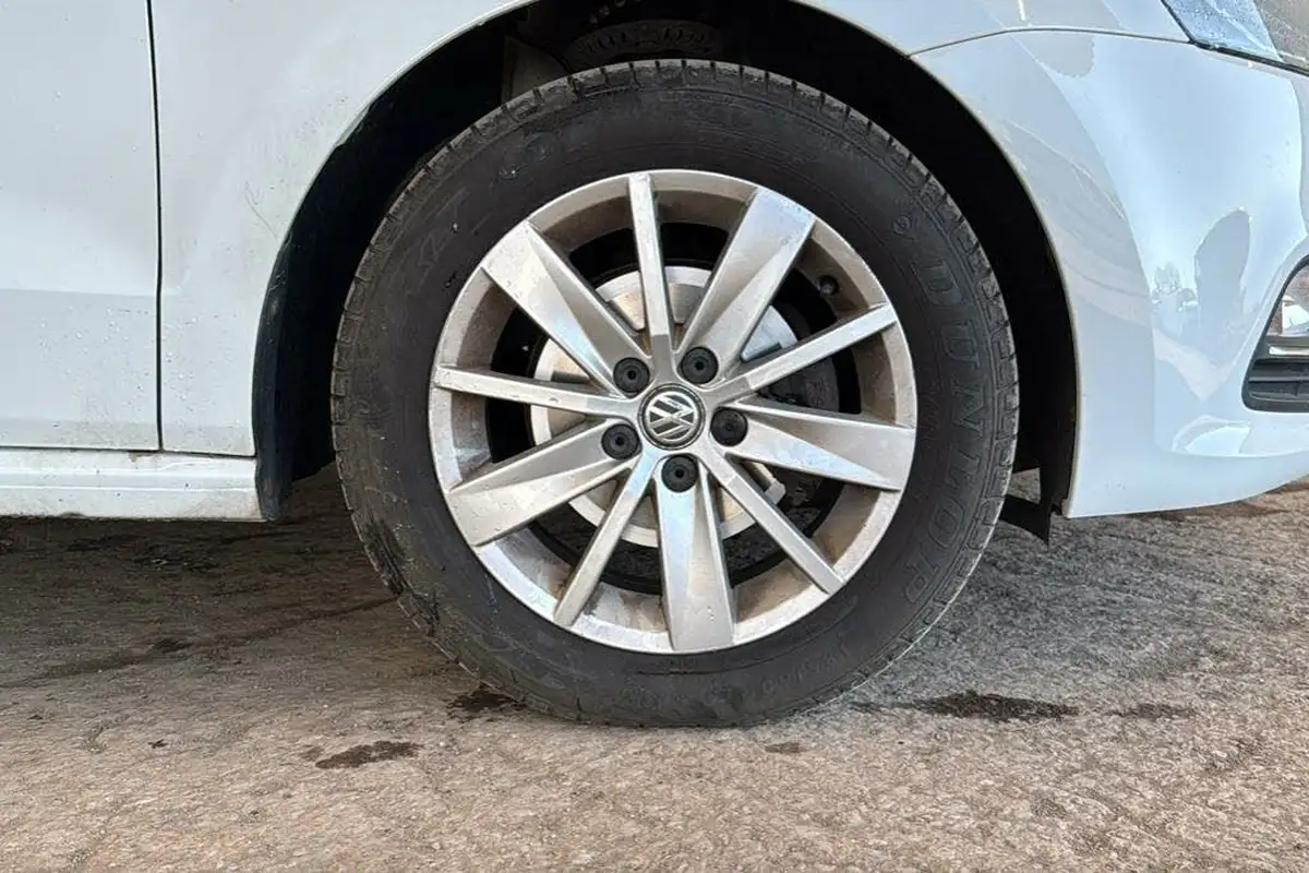 2015-volkswagen-polo-12-tsi-se-5d-big-11