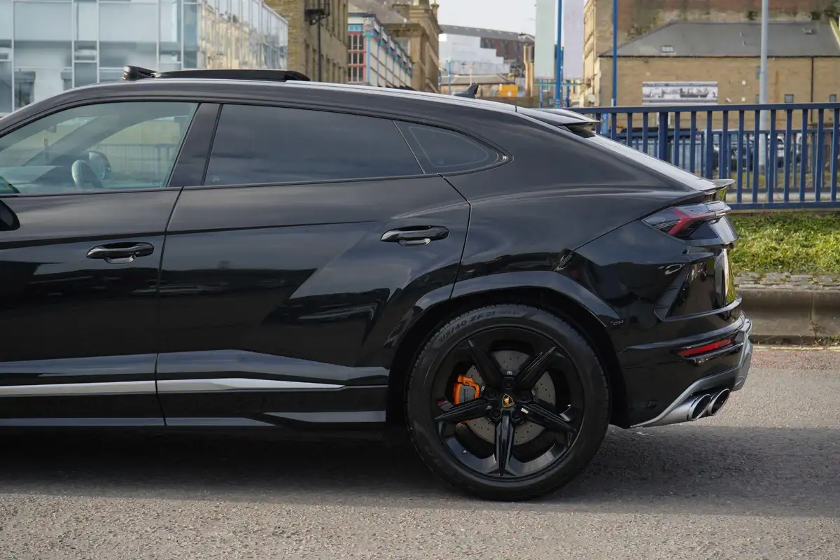 2021-lamborghini-urus-40-no-trim-big-21