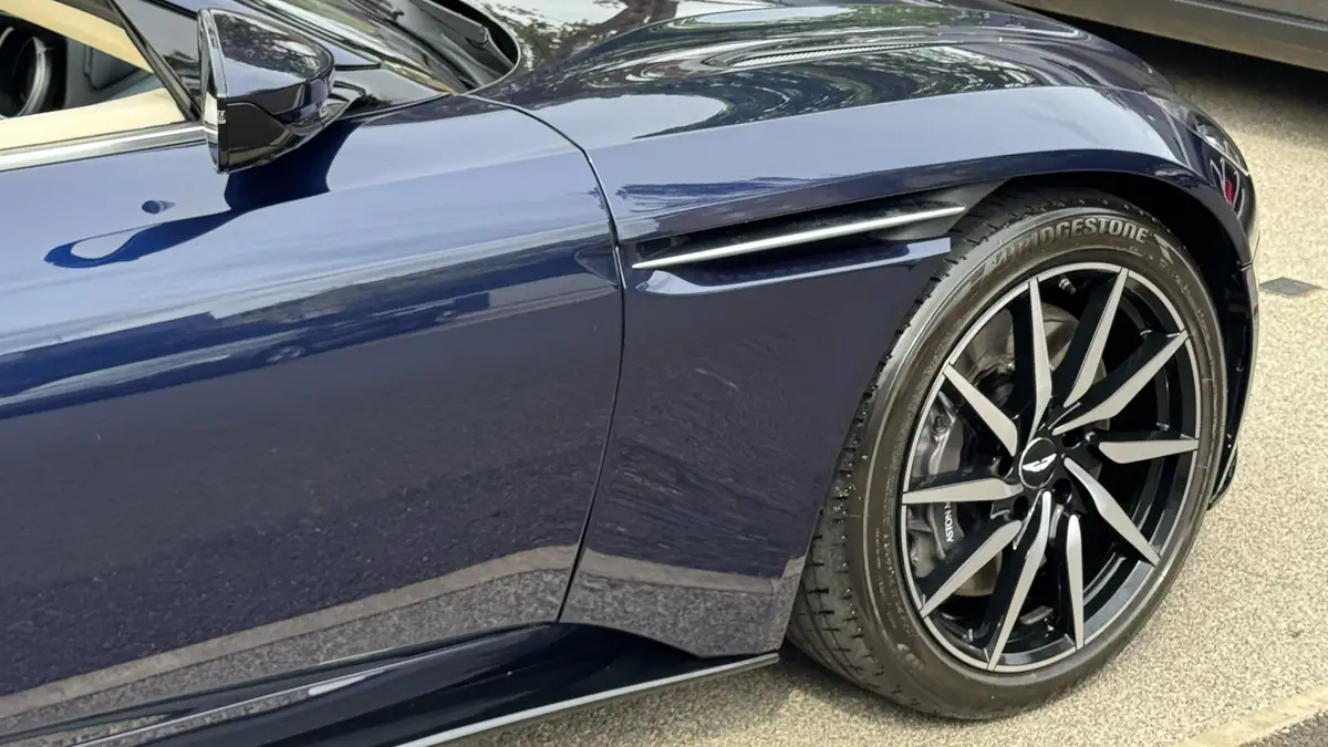 2019-aston-martin-db11-40-v8-big-8