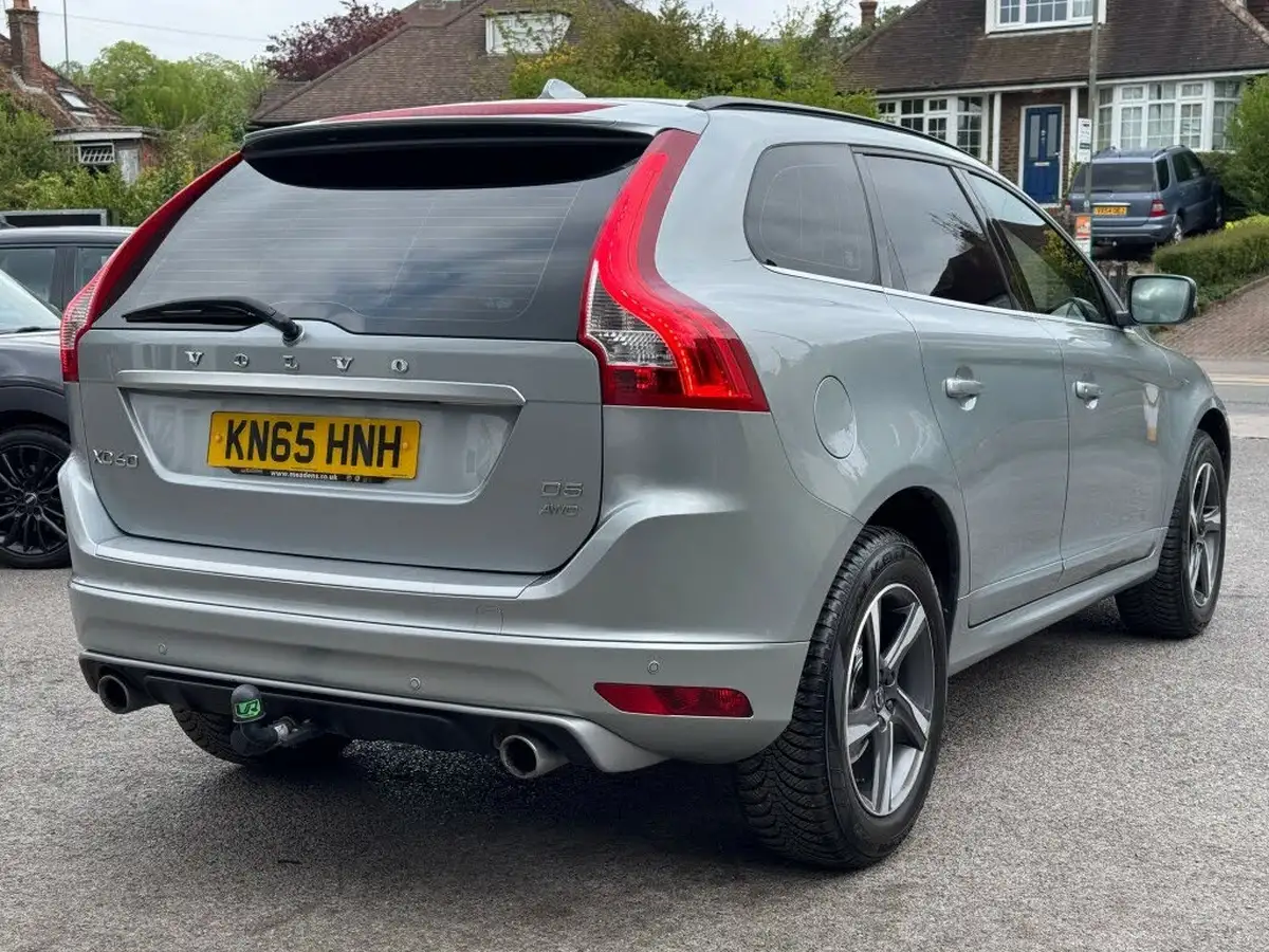 2015-volvo-xc60-24td-d5-r-design-220bhp-ss-geartronic-big-3