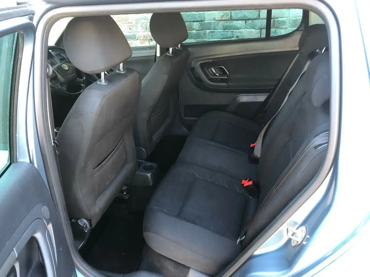 2011-skoda-fabia-16td-se-plus-90bhp-dpf-plus-hatchback-big-15