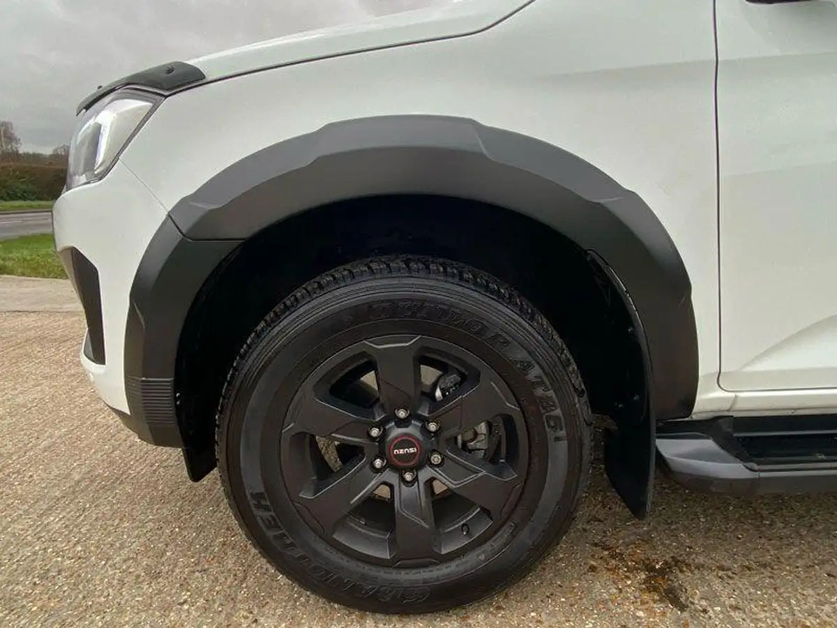 2024-isuzu-d-max-19td-v-cross-auto-big-12
