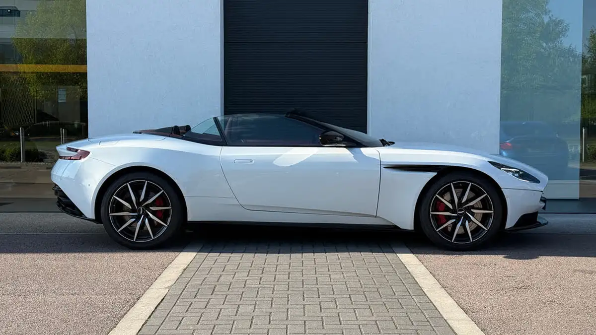 2018-aston-martin-db11-40-v8-big-15