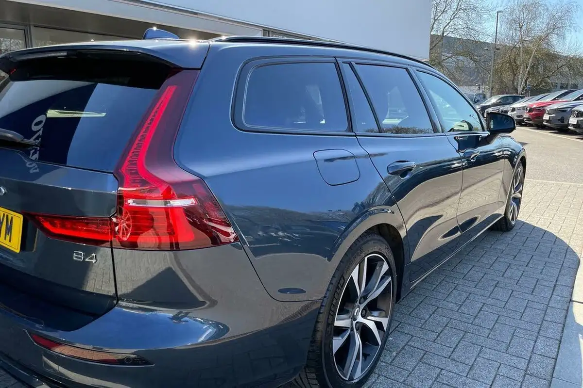 2021-volvo-v60-20-b4-r-design-big-13