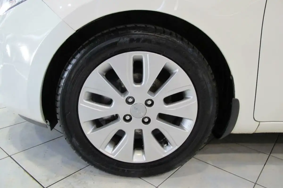 2012-kia-rio-125-2-5d-big-36