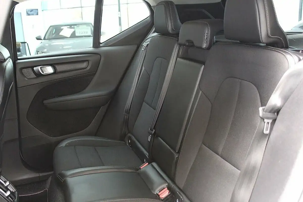 2018-volvo-xc40-20td-d3-momentum-geartronic-big-23