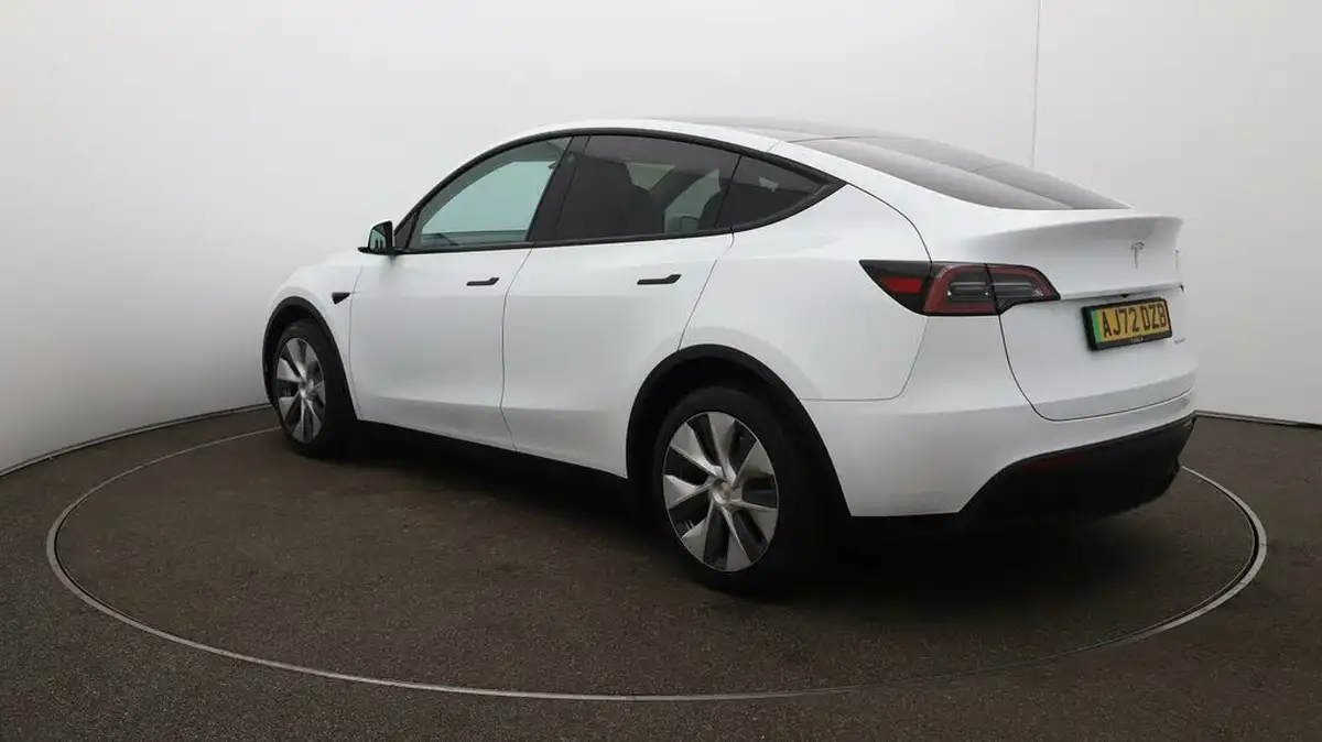 2022-tesla-model-y-e-long-range-big-5