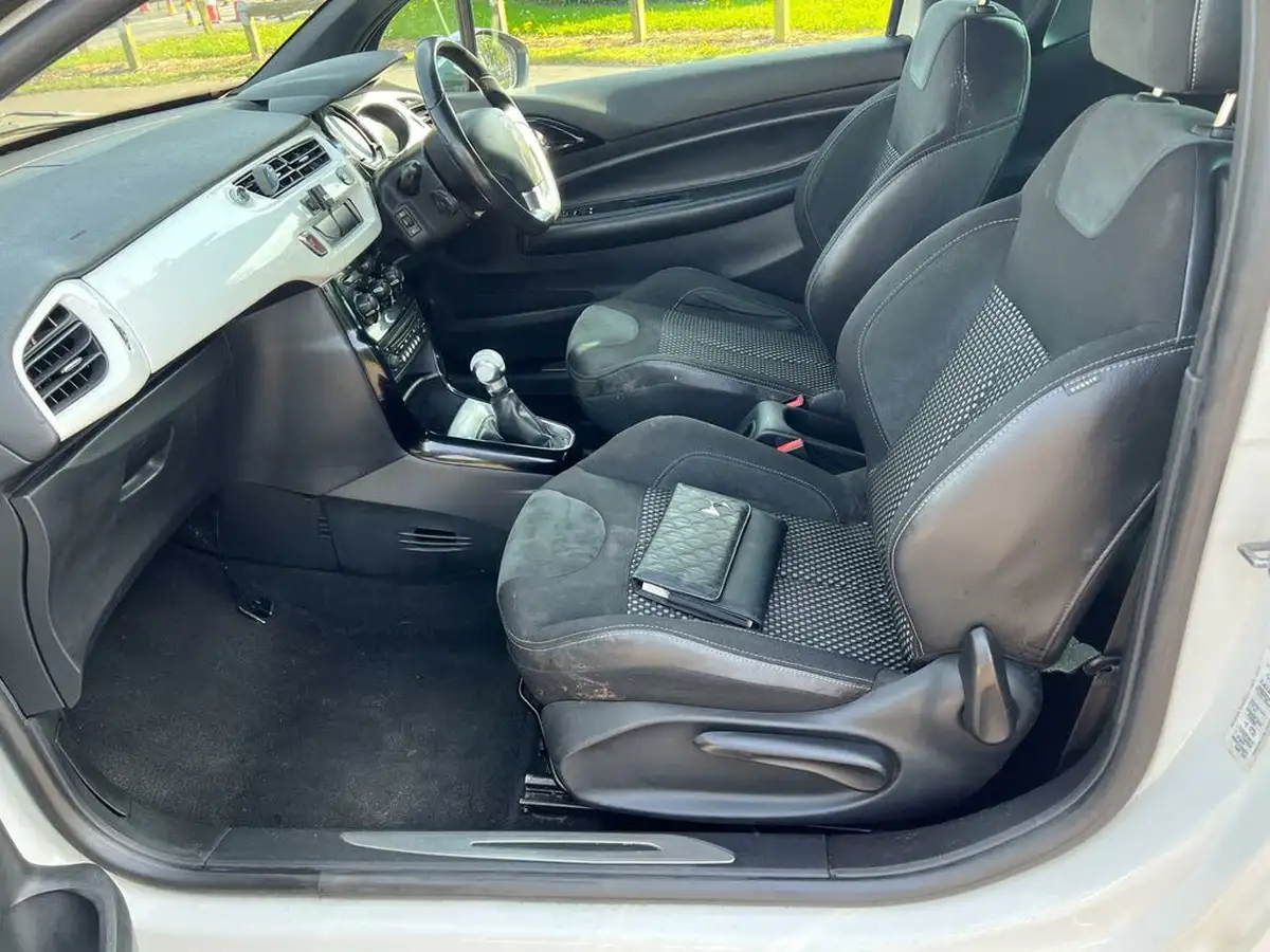 2010-citroen-ds3-16td-black-big-12