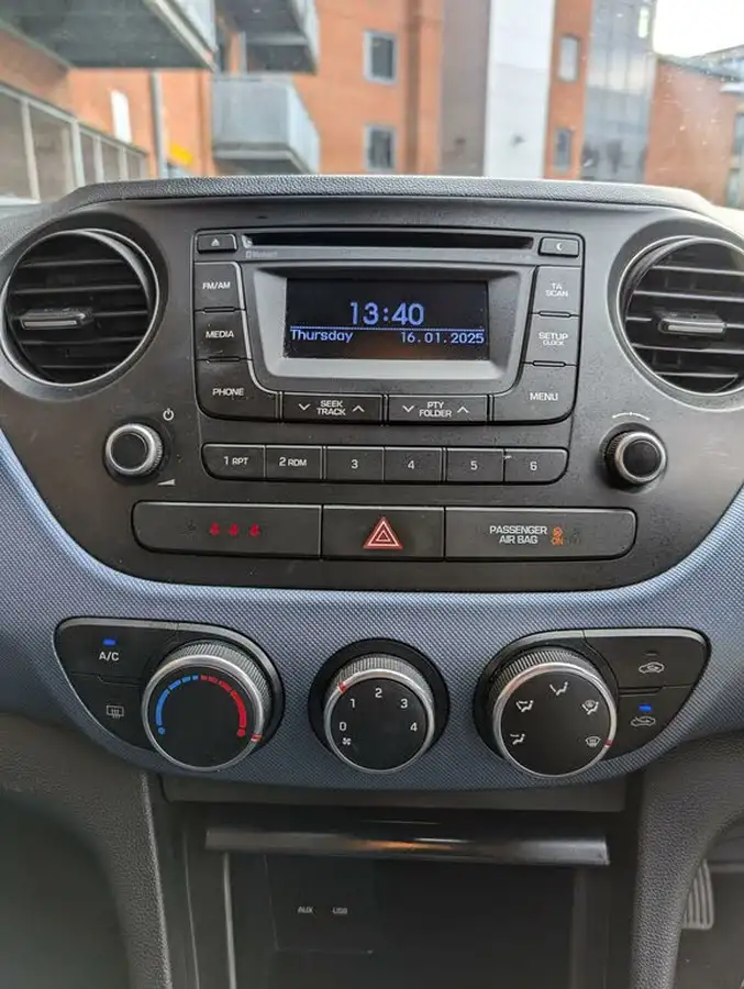 2016-hyundai-i10-12-premium-big-35