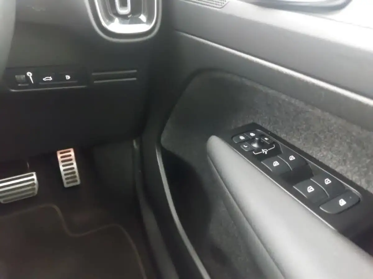 2022-volvo-xc40-15-t4-r-design-big-11