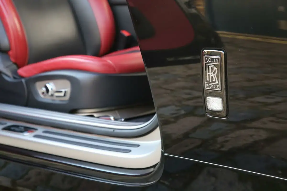 2017-rolls-royce-wraith-66-no-trim-big-69