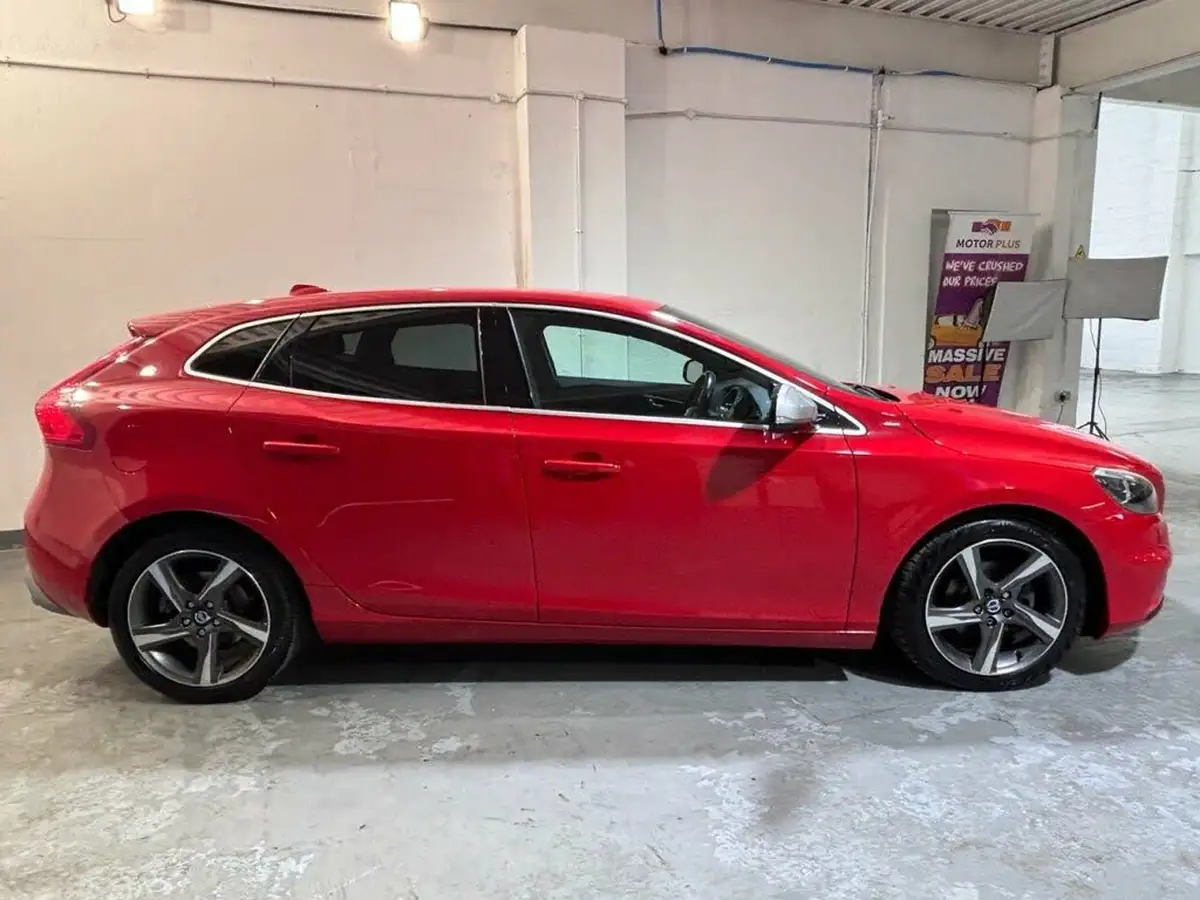 2015-volvo-v40-16td-d2-r-design-big-8
