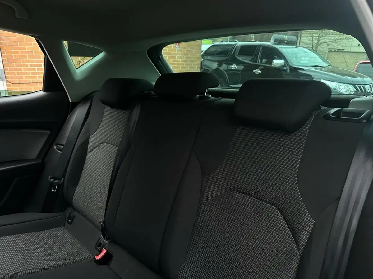 2017-seat-leon-16tdi-se-dynamic-technology-hatchback-big-11