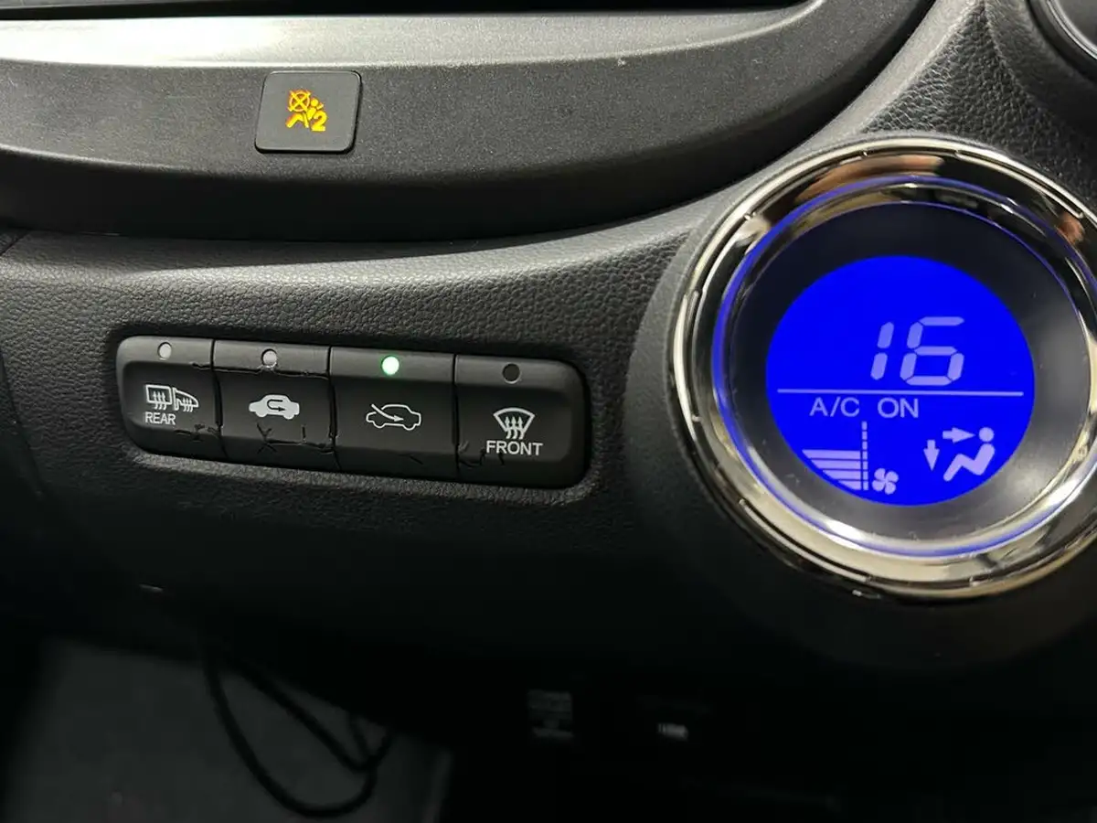 2015-honda-jazz-13-hx-big-19