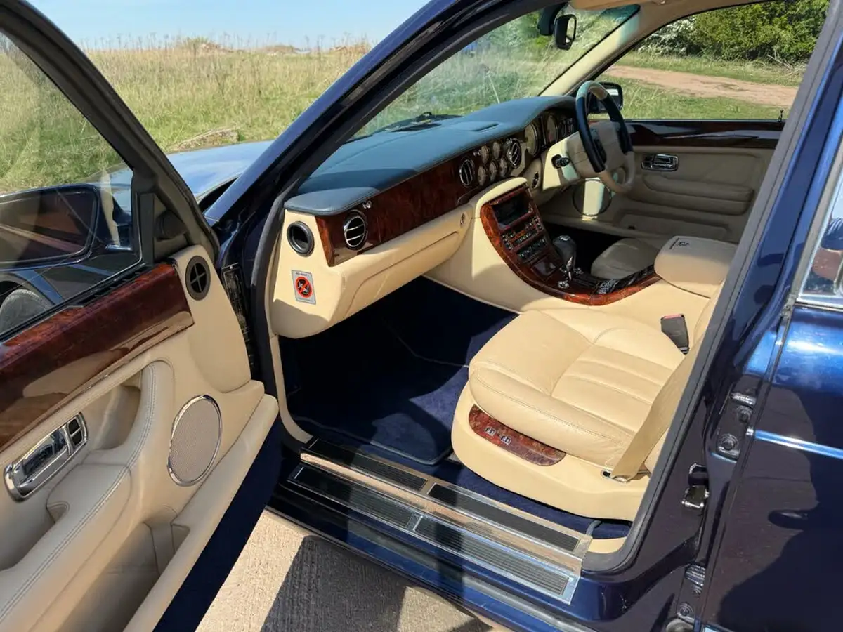 2002-bentley-arnage-68-r-big-43